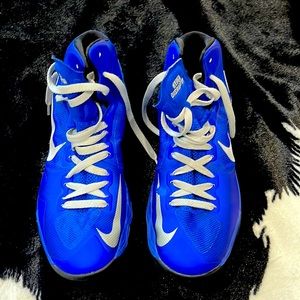 Blue mens basketball shoes